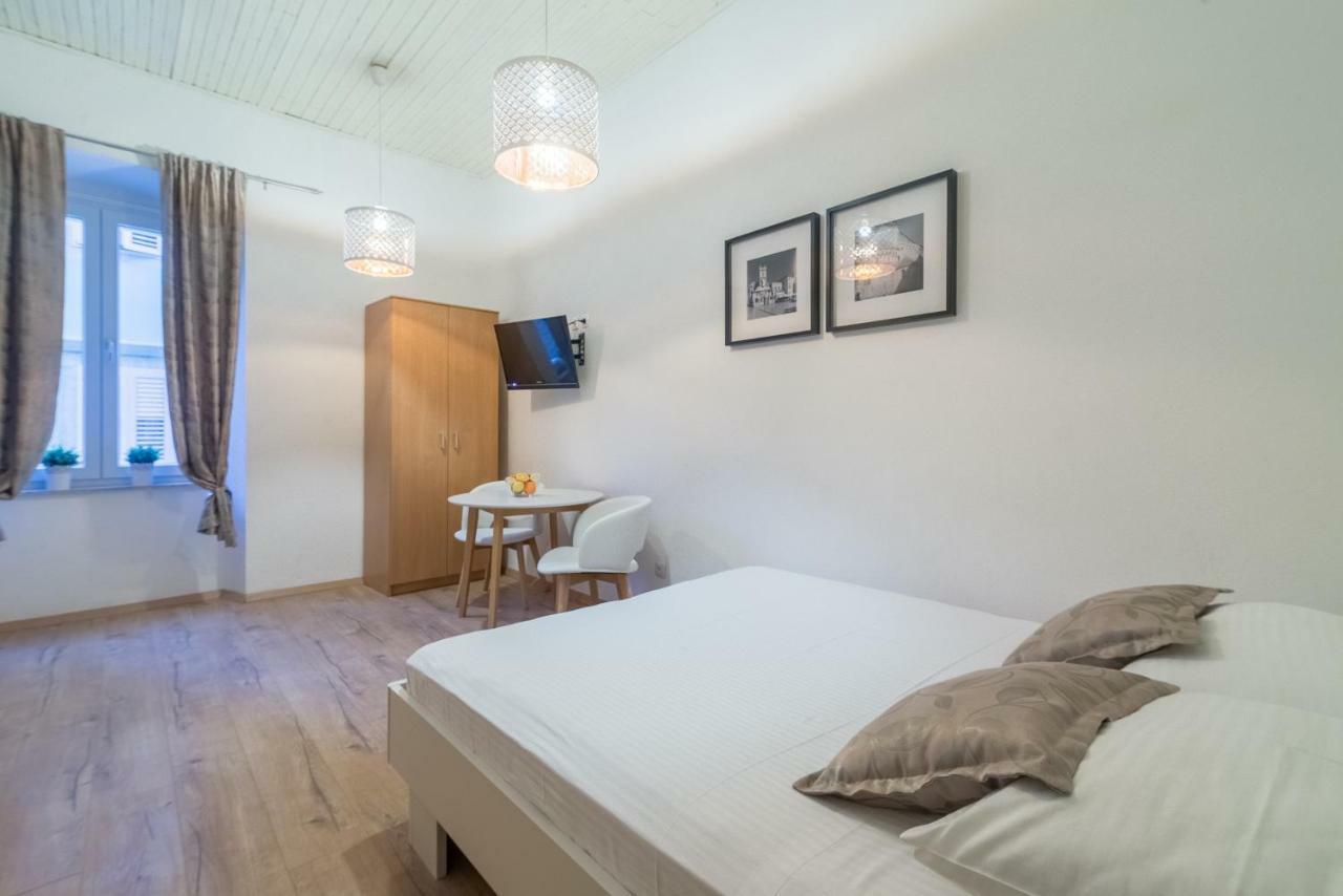Studios & Apartments Porto Zara Esterno foto