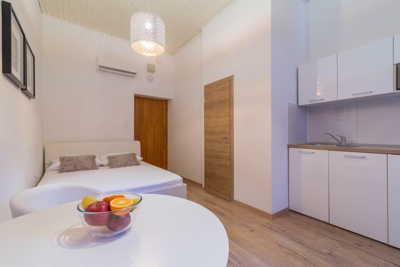 Studios & Apartments Porto Zara Esterno foto